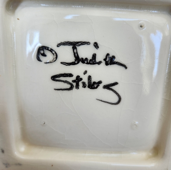 Colorful Cat Design Decorative Plate, 10 1/2", signed by artist Judith Stiles - Picture 5 of 6